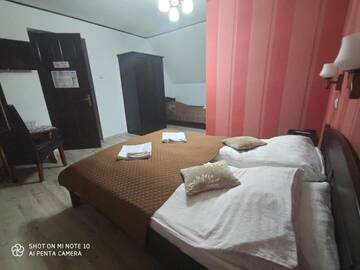 Фото номера Трехместный номер Гостевой дом Siesta Pensiune г. Меркуря-Чук 5