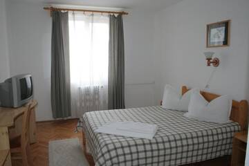 Фото номера Двухместный номер с 1 кроватью Отель Hotel Merkur г. Меркуря-Чук 7