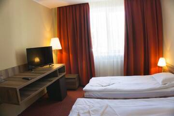Фото номера Улучшенный двухместный номер с 2 отдельными кроватями Отель Hotel Merkur г. Меркуря-Чук 4