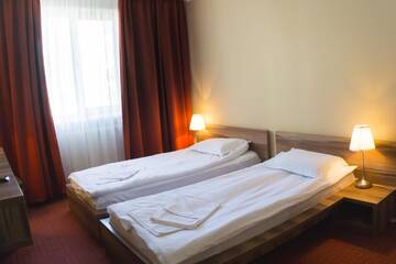 Фото номера Улучшенный двухместный номер с 2 отдельными кроватями Отель Hotel Merkur г. Меркуря-Чук 5