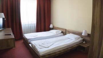 Фото номера Улучшенный двухместный номер с 2 отдельными кроватями Отель Hotel Merkur г. Меркуря-Чук 6