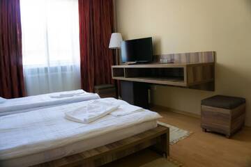 Фото номера Улучшенный двухместный номер с 2 отдельными кроватями Отель Hotel Merkur г. Меркуря-Чук 11