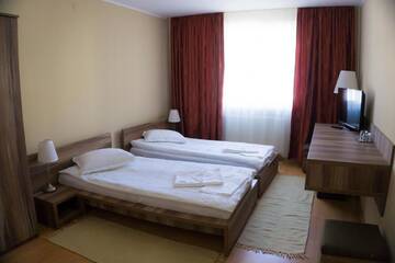 Фото номера Улучшенный двухместный номер с 2 отдельными кроватями Отель Hotel Merkur г. Меркуря-Чук 13
