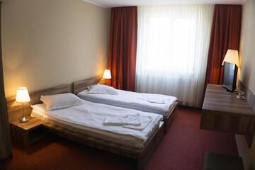 Фото номера Улучшенный двухместный номер с 2 отдельными кроватями Отель Hotel Merkur г. Меркуря-Чук 14