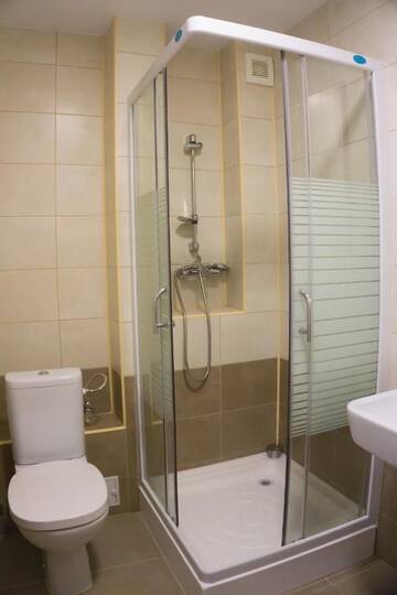Фото номера Улучшенный двухместный номер с 1 кроватью Отель Hotel Merkur г. Меркуря-Чук 3