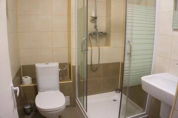 Фото номера Улучшенный двухместный номер с 1 кроватью Отель Hotel Merkur г. Меркуря-Чук 4