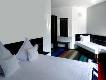 Фото номера Трехместный номер Делюкс Отель Prince Hotel г. Меркуря-Чук 8