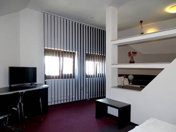 Фото номера Трехместный номер Делюкс Отель Prince Hotel г. Меркуря-Чук 4