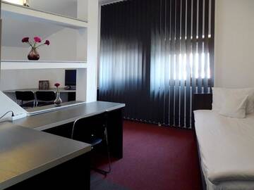 Фото номера Трехместный номер Делюкс Отель Prince Hotel г. Меркуря-Чук 6